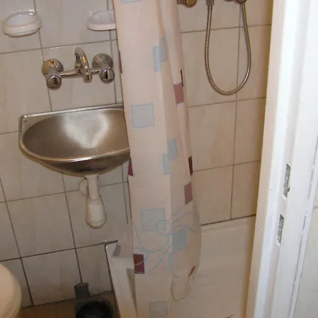 P1 Okropnie Mala Kawalerka Z Lazienka Centrum 5 Przystankow Halczyna 9 Krakow